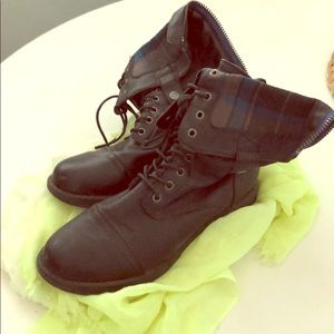 Combat boots